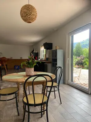 Cuisine ou kitchenette dans l'établissement Coquette maison neuve de plain pied au cœur des Hautes Vosges,