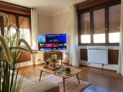 Télévision ou salle de divertissement dans l'établissement gite spacieux, calme avec terrasse
