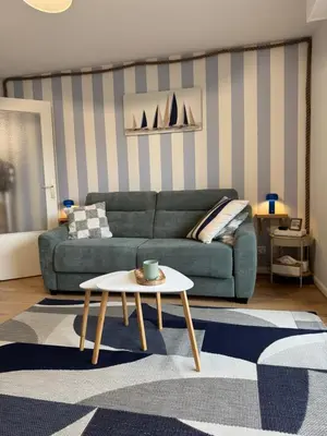 Coin salon dans l'établissement Le Bleu Marine, grand studio au calme, à 2 pas du lac !