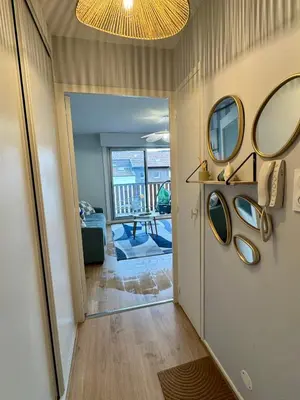 Coin salon dans l'établissement Le Bleu Marine, grand studio au calme, à 2 pas du lac !