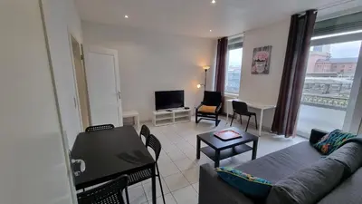 Télévision ou salle de divertissement dans l'établissement Mulhouse gare, au bout du quai