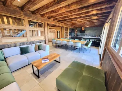 Coin salon dans l'établissement Chalet Terres Neuves, confort et vue sur le lac