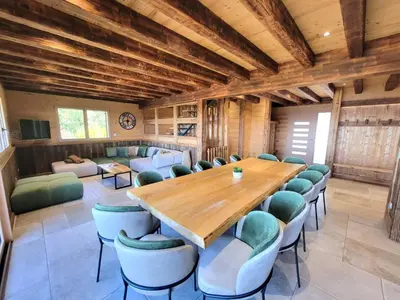 Coin salon dans l'établissement Chalet Terres Neuves, confort et vue sur le lac