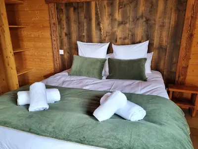 Un ou plusieurs lits dans un hébergement de l'établissement Chalet Terres Neuves, confort et vue sur le lac