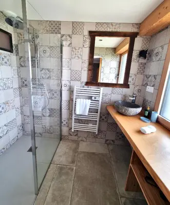 Salle de bains dans l'établissement Chalet Terres Neuves, confort et vue sur le lac