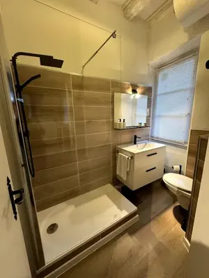 Salle de bains dans l'établissement Les Suites Schwendi en Hypercentre