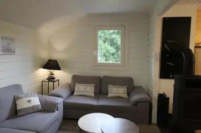 Coin salon dans l'établissement Chalet 6 personnes au Ménil - Vosges - Vacances nature en famille