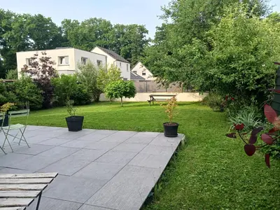 Jardin de l'établissement Chambre calme à la limite de Belfort, maison avec jardin proche du stade, du skatepark et de la rivière