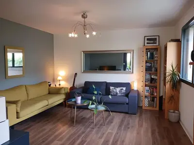 Coin salon dans l'établissement Chambre calme à la limite de Belfort, maison avec jardin proche du stade, du skatepark et de la rivière