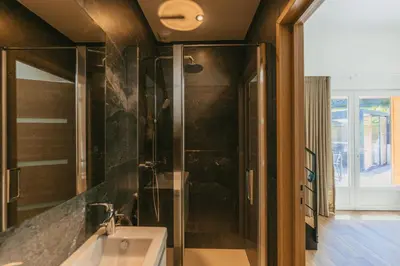 Salle de bains dans l'établissement Gîte LEHA avec jacuzzi à RimbachZell pour 5 personnes