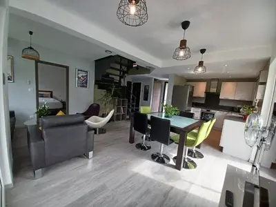 Coin salon dans l'établissement Maison neuve 4 chambres à Soulzbach - FR-1-744-46
