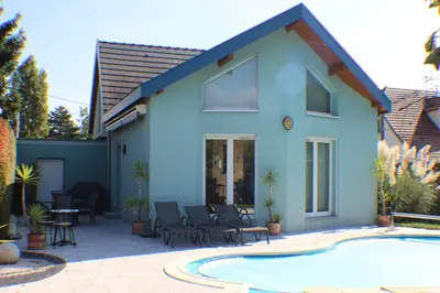 Piscine de l'établissement Très jolie maison avec piscine ou située à proximité