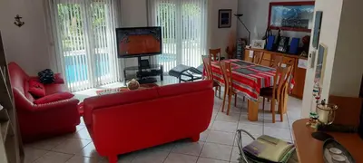 Télévision ou salle de divertissement dans l'établissement Très jolie maison avec piscine