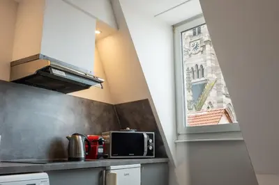 Cuisine ou kitchenette dans l'établissement CityHeart by Max - Prime Spot, Full of Charm