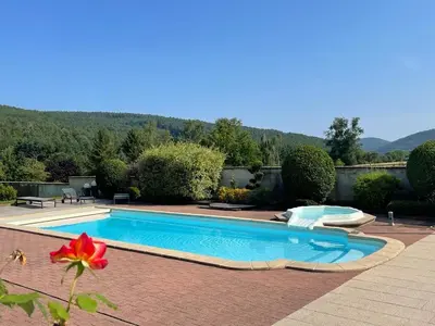 Piscine de l'établissement Aux Fleurs des Champs - Appartement avec Terrasse, Parking et Piscine ou située à proximité