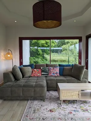 Coin salon dans l'établissement Aux Fleurs des Champs - Appartement avec Terrasse, Parking et Piscine