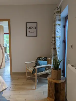 Coin salon dans l'établissement Aux Fleurs des Champs - Appartement avec Terrasse, Parking et Piscine