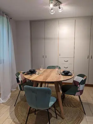 Plan de l'établissement Aux Fleurs des Champs - Appartement avec Terrasse, Parking et Piscine