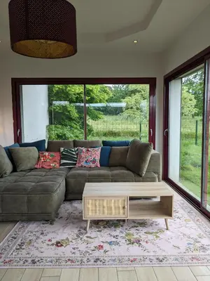 Coin salon dans l'établissement Aux Fleurs des Champs - Appartement avec Terrasse, Parking et Piscine
