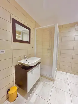 Salle de bains dans l'établissement Romance sur les Remparts - Route des Vins