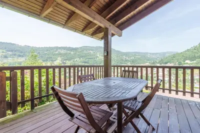 Vue générale sur la montagne ou vue sur la montagne depuis le chalet