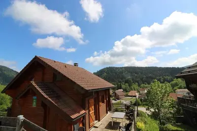 Vue générale sur la montagne ou vue sur la montagne depuis le chalet