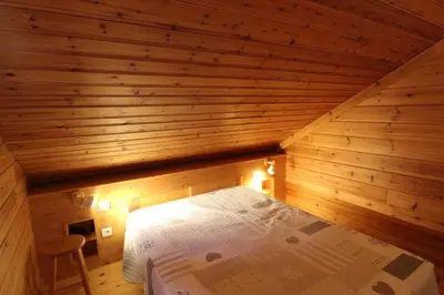 Un ou plusieurs lits dans un hébergement de l'établissement Chalet des Brimbelles, séjour au cœur de la nature au cœur de la vallée des lacs