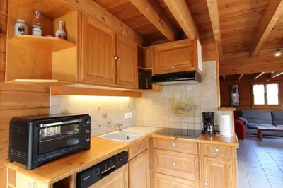 Cuisine ou kitchenette dans l'établissement Chalet des Brimbelles, séjour au cœur de la nature au cœur de la vallée des lacs
