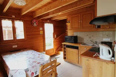 Cuisine ou kitchenette dans l'établissement Chalet des Brimbelles, séjour au cœur de la nature au cœur de la vallée des lacs