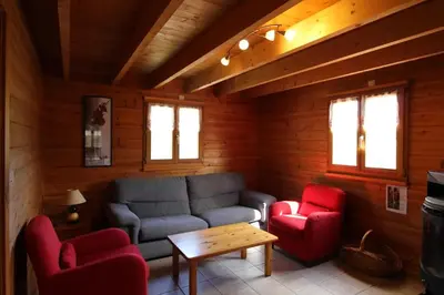 Coin salon dans l'établissement Chalet des Brimbelles, séjour au cœur de la nature au cœur de la vallée des lacs