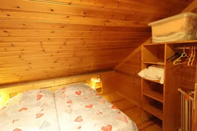 Un ou plusieurs lits dans un hébergement de l'établissement Chalet des Brimbelles, séjour au cœur de la nature au cœur de la vallée des lacs