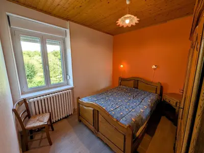 Un ou plusieurs lits dans un hébergement de l'établissement Appartement rénové au pied des Mille Étangs, 3 chambres - FR-1-583-410