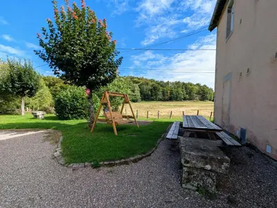 Aire de jeux pour enfants de l'établissement Appartement rénové au pied des Mille Étangs, 3 chambres - FR-1-583-410