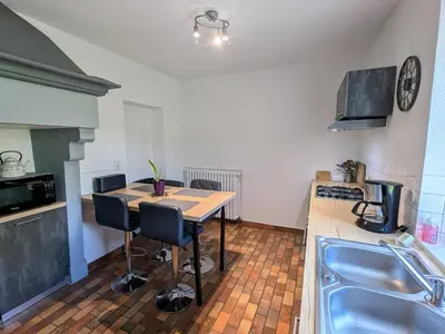 Cuisine ou kitchenette dans l'établissement Appartement rénové au pied des Mille Étangs, 3 chambres - FR-1-583-410