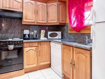 Cuisine ou kitchenette dans l'établissement Chalet typiquement franc-comtois avec Wifi et cheminée à Étobon - FR-1-583-405