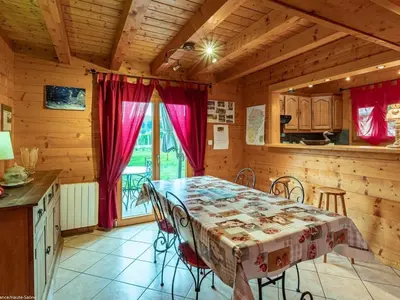 Cuisine ou kitchenette dans l'établissement Chalet typiquement franc-comtois avec Wifi et cheminée à Étobon - FR-1-583-405