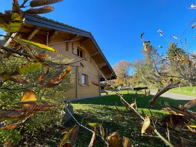 Jardin de l'établissement Chalet typiquement franc-comtois avec Wifi et cheminée à Étobon - FR-1-583-405