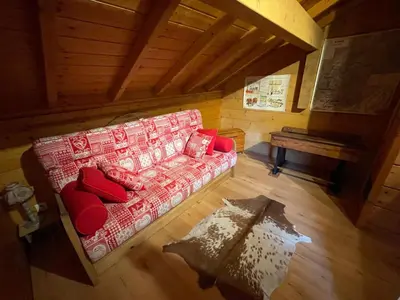 Coin salon dans l'établissement Chalet typiquement franc-comtois avec Wifi et cheminée à Étobon - FR-1-583-405