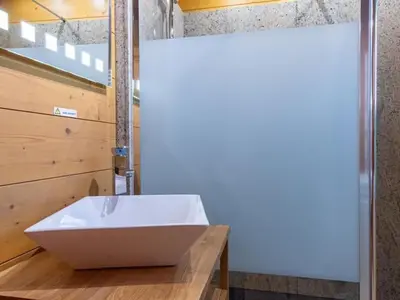 Salle de bains dans l'établissement Chalet typiquement franc-comtois avec Wifi et cheminée à Étobon - FR-1-583-405