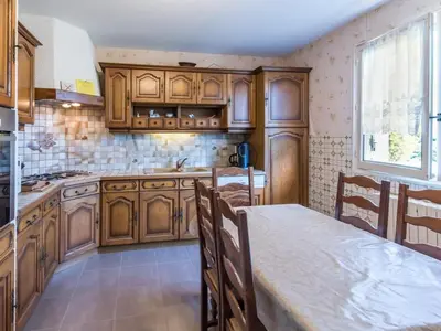 Cuisine ou kitchenette dans l'établissement Charmant pavillon au calme, idéal pour famille ou amis près des Vosges - FR-1-583-421