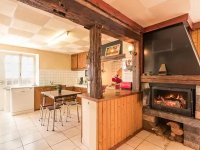 Cuisine ou kitchenette dans l'établissement Gîte authentique 5 pers avec cheminée et jardin - FR-1-583-424