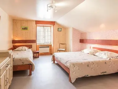 Un ou plusieurs lits dans un hébergement de l'établissement Gîte authentique 5 pers avec cheminée et jardin - FR-1-583-424