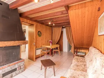 Coin salon dans l'établissement Gîte authentique 5 pers avec cheminée et jardin - FR-1-583-424