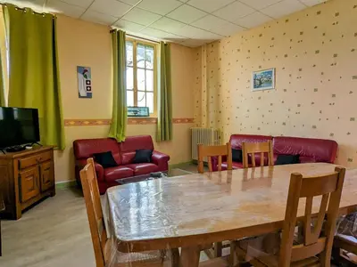 Coin salon dans l'établissement Appartement charmant au pied du Plateau des Mille Etangs à Mélisey - FR-1-583-425