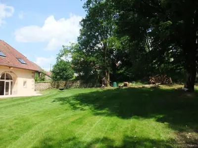 Jardin de l'établissement Gîte Le Séquoia: Confort pour 17 personnes, idéal pour randonner dans les Vosges Saônoises - FR-1-583-426