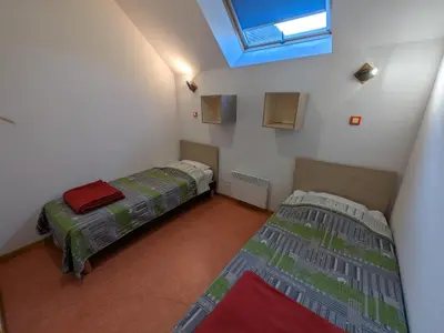 Un ou plusieurs lits dans un hébergement de l'établissement Gîte Le Séquoia: Confort pour 17 personnes, idéal pour randonner dans les Vosges Saônoises - FR-1-583-426