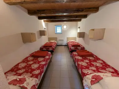 Un ou plusieurs lits dans un hébergement de l'établissement Gîte Le Séquoia: Confort pour 17 personnes, idéal pour randonner dans les Vosges Saônoises - FR-1-583-426