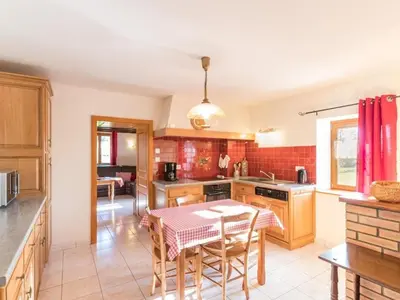 Cuisine ou kitchenette dans l'établissement Gîte de charme dans les Vosges Saônoises - FR-1-583-412