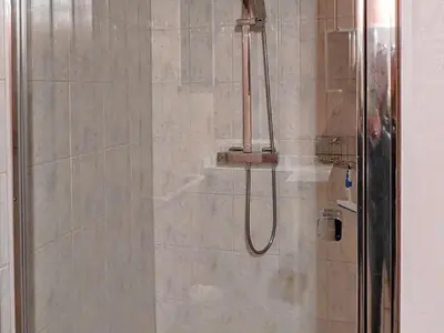 Salle de bains dans l'établissement Charmante maison en pierre au cœur des Vosges - FR-1-583-436