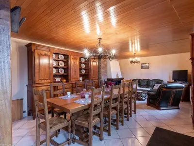Coin salon dans l'établissement Gîte chaleureux dans les Vosges avec cheminée - FR-1-583-437